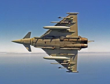 «Φορτώνονται» πύραυλοι Meteor στα βρετανικά EF-2000 Typhoon (βίντεο)